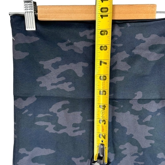 Spanx Look At Me Now Cropped Seamless Leggings Black Camo Women's Size Medium - Picture 7 of 11